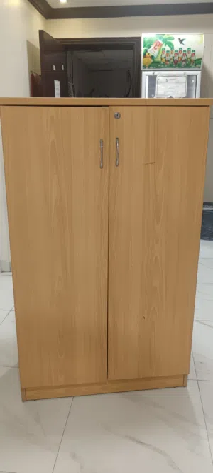 دولاب  خشب ممتاز طول 135*80 يصلح للمكتب ويصلح خزانه ملابس