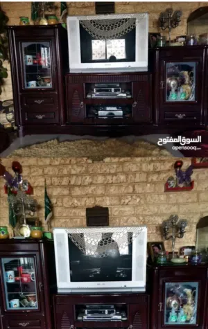 بوفيه للتلفزيون مع جنابيات رفوف كما هو موضح فى الصوره