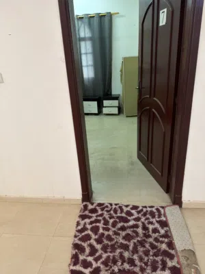 غرف مفروشة  وغير مفروشة في الخوير جنب الجامعة التقنية