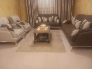 طقم كنب ضيوف نظيف وفخم