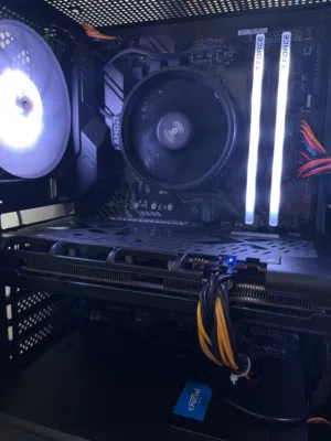 كرت شاشة RX 5600 XT للبيع نظيف و شغال بدون اي مشاكل