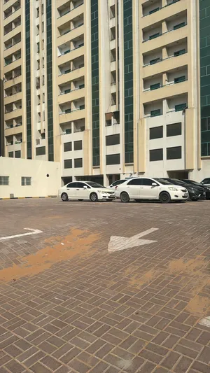 للبيع ارض في بودانق تجاريه  5750 قدم  مواطن او خليجي فقط مؤجرة مواقف سيارات  عقد ينتهي 8/2026