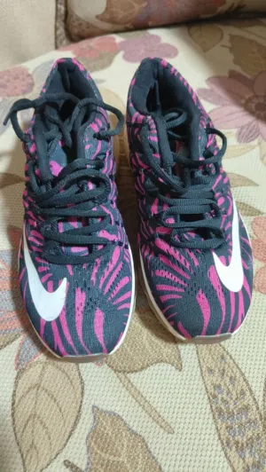 بوت  Nike Air Max اصلي نمره 37 لبسه مرتين فقط بدي ابيعه عل 8