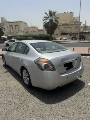 للبيع سياره التيما 2011