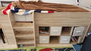 سرير اطفال مع رفوف