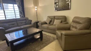 طقم كنب جلد من (هوم سنتر) مشحون شحن خاص من الامارات بحالة جيدة جدا وحجمه كبير وتنجيده ممتاز