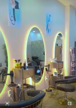 أغراض صالون بحاله جيدة جدا للبيع مع اجازة الصالون كل كايخص الصالون موجود مركز كامل للبيع
