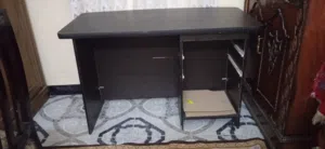 مكتب خشبي بدون ارفف