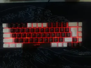 كيبورد جيمنج مقاس 60% نضيف أستخدم بسيط فيه أرجبي أكثر من لون و مود يتوفر ندمت توصيل