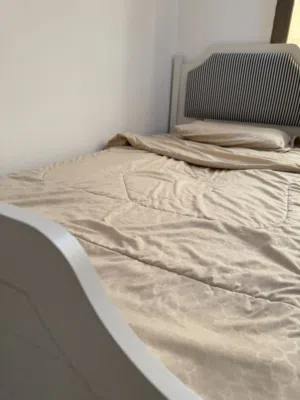 سرير مع مرتبه جديده في السالميه للبيع