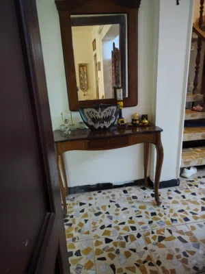 ميز مع مرايه