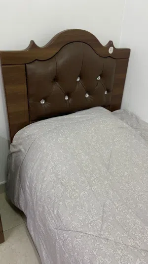 سرير مفرد للبيع شبه جديد