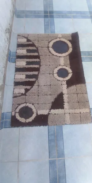سجادة مستعملة بحالة جيدة