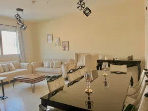 اثاث كامل للبيع ( طاولة طعام ، غرفة جلوس ، غرفة نوم )