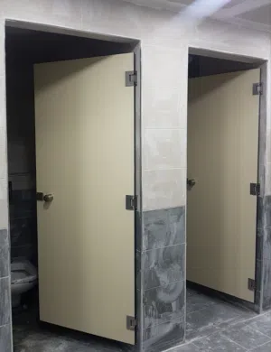 أبواب حمامات كومباكت لامينيت (للمستشفيات، المدارس، الجامعات، المصانع، النوادي، المولات...)
