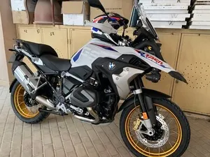 2022 R1250GS with accessories, under warranty for more information please call