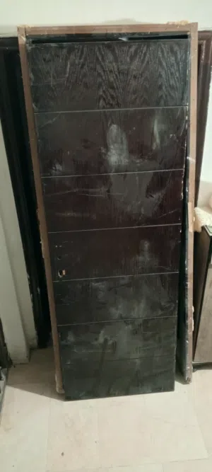 باب خشبي بحالة ممتازة طوله  205.5 سم وعرضه 71سم مع الحلق تبعه بحاجة إلى دهان بسبب فترة التخزين