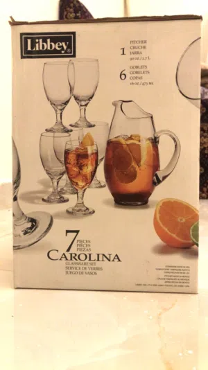 طقم كاسات مع جاك كبير جديده لم يتم استخدامها