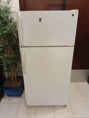 ثلاجة وايت وستنغ هاوس بيضاء صناعة أمريكية مستعملة نظيفة كهرباء 110 V.