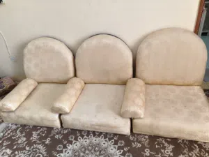 جلسة بطول 2.5 متر. خشب مع أسفنج بحالة جيدة