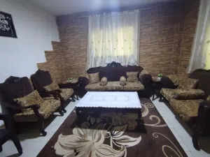 طقم كنب خشب زان بحالة جيده جدا