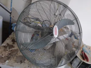 وحدة فلترة ماء 400 غالون يومياً جك رفع 3 طن ساحب هواء صناعي مروحة كبيرة سخان ماء 100 لتر قلب زجاجي