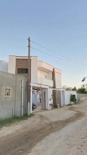 فيلا دورين للبيع في تاجوراء بئر العالم