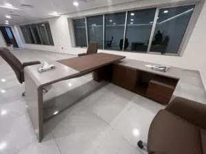 مكتب كامل مع 3 كراسي و خازنه كبيره للبيع غير مستخدم