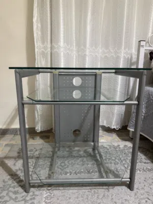 طاولة كمبيوتر زجاجية مع هيكل معدني – بحالة ممتازة