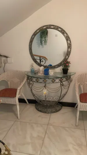كونسول تحفه فنيه مع مرايه دائريه حاله فوق الممتازه استعمال 3 شهور / تم تنزيل السعر