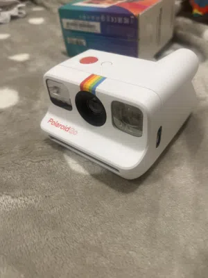 كاميرا فورية شركة polaroid go جودة واضحة بدون الالبوم مالتها مستعملة قليل ونظافتها 80٪ وياها الشاحن