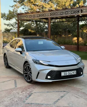 Toyota Camry LE HEV 2025 مستعمل / عداد 5 الاف / بانوراما / ليثيوم
