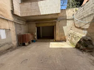 مستودع مع ساحة كبيرة للإيجار