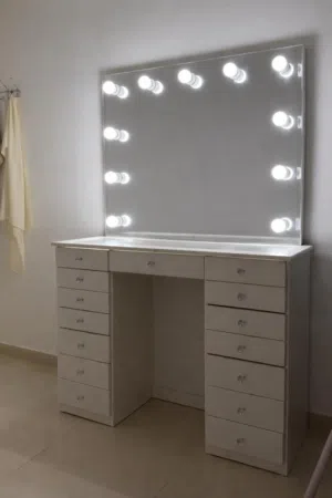 للبيع تسريحه و كرسي مستعمل