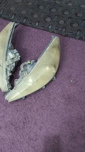 اضوية بيجو 207 مستعملة واحد صالح والثاني مكسورة قزازته