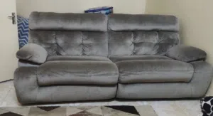 كنبة صوفا ماركة للاسترخاء بتصير سرير استعمال كم شهر للبيع بسبب ضيق المكان بسعر مميز حجما ثلاثية