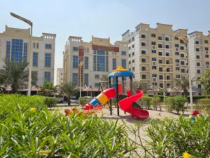 فرصة لا تُعوّض – استوديو كبير 590 قدم في قرية الأميرة بـ 26 ألف فقط