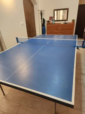 عرطة طاولة تنس قابلة للطي مع أربع مضارب