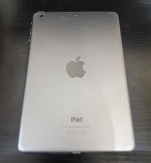 ipad mini 2 حالة جيدة تحديث 12.5.8 فيه خدوش بسيطه و كسر في طرف الشاشه لا يوثر علي شي