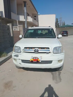 تويوتا سيكويا اللون ابيض بها عطل في المحرك ساحيليه