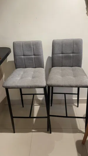 كراسي بار وسرير اطفال مستعمل بحالة ممتازة