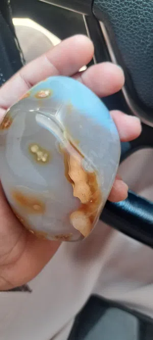 حجر عقيق سماوي وتوجد فيه اكثر من صور ع وشكل بعد القص للبيع