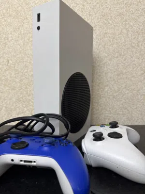 إكس بوكس سيريس إس//(Xbox series s)اقرأ الوصف مهم (عادي لو تبي تتناقش فالسعر لاكن في نطاق عادي)