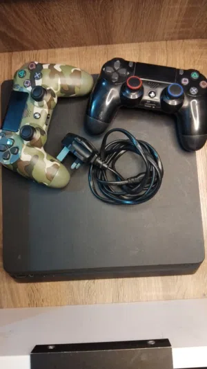 بليستيشن 4 للبيع مع يدتان اصليتان يحتاجون تصليح خفيف
