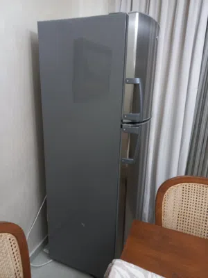 ثلاجة وير بول للبيع 150لونها سيلفر طولها 180سم عرضها80سم بحالة جيدة جدا موترها اصلي