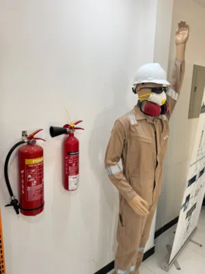لباس السفتي . كفرول . حذاء . الخوذة . السماعة with SIYAB Safety clothing. Coveralls. Shoes. Helmet.