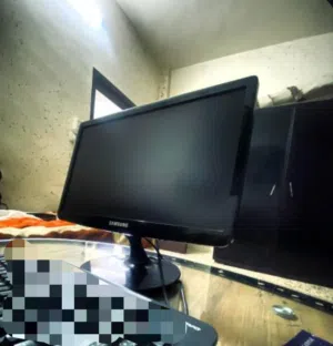 للبيع شاشة سامسونج LCD 19 إنش مستعملة بحالة جيدة – ألوان واضحة، مثالية للطلاب والمكاتب.