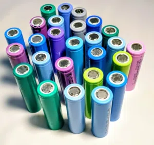 بطاريات ليثيوم 3.7V سعة 18650قابلة لأعادة الشحن .نظيفة