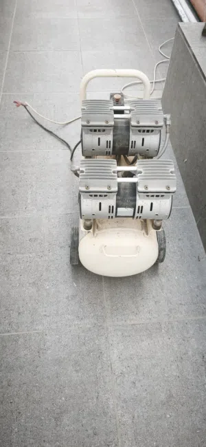 كمبريسر هواء صامت وبدون زيت (Oilless) بحجم 60 لتر بحالة ممتازة للبيع