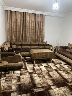 طقم صالون كورنر وسجاد موكيت وطاولتين خشب ثقيل وطاولة سفرة وبرادي اقرأ الكابشن